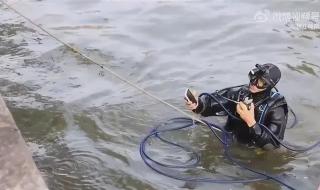 手机掉西湖了可以自己捞吗 游客玩手机掉西湖